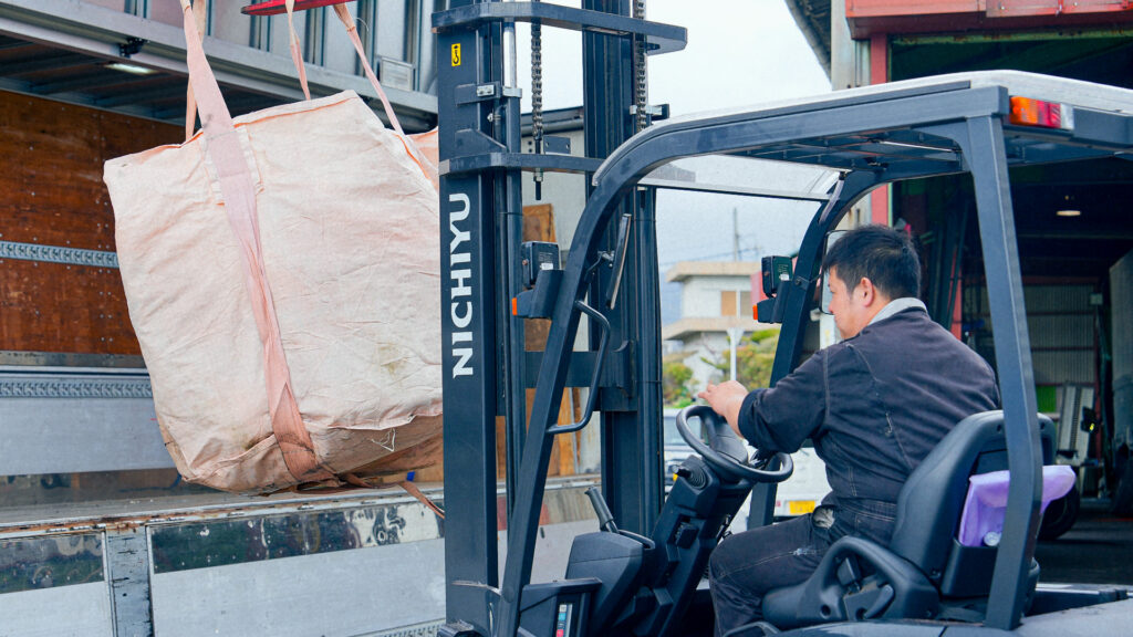 レッカーで荷物を運ぶ様子