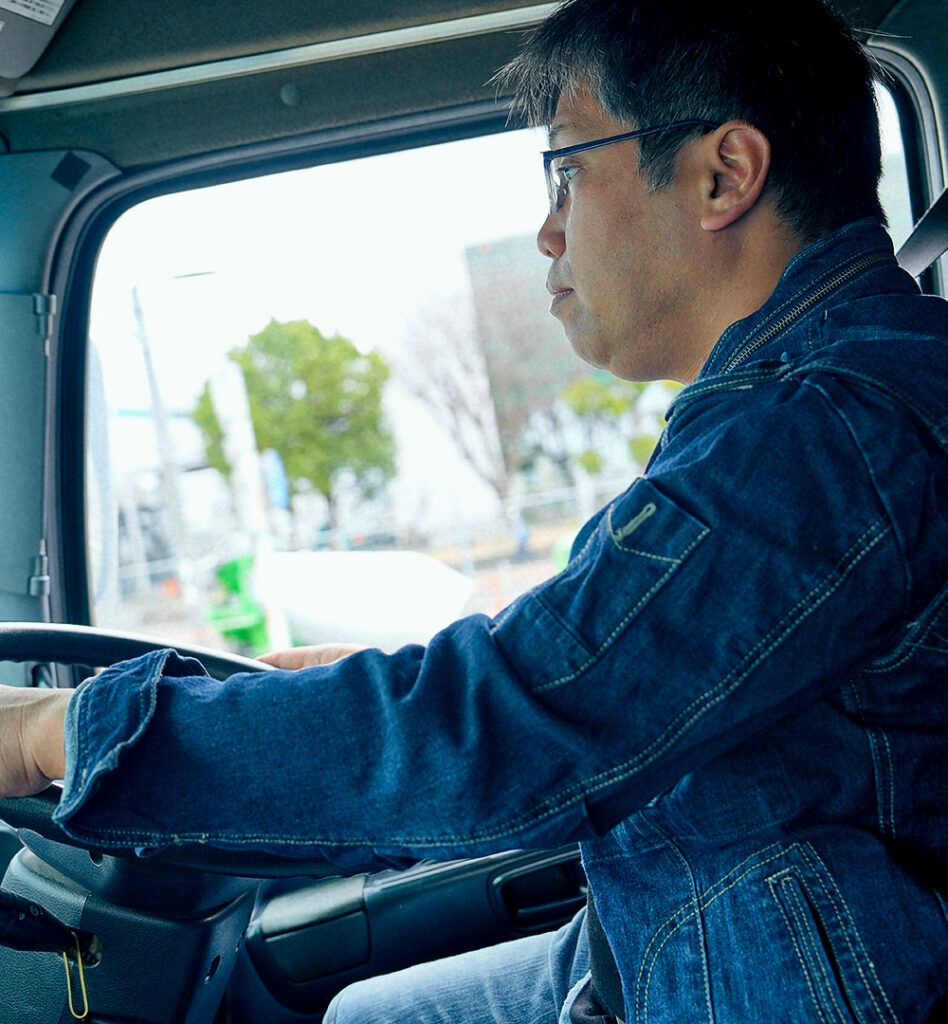 トランクを運転する社員の横顔