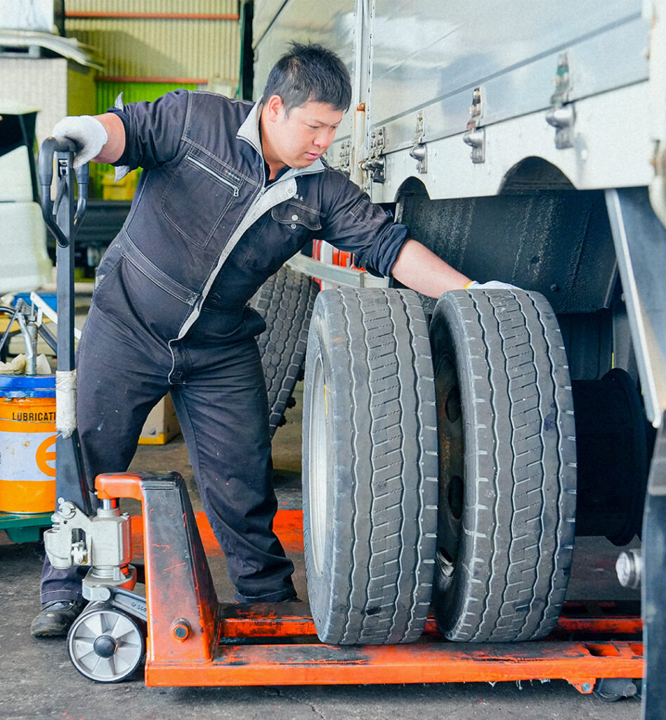 トラックのタイヤを取り付ける作業